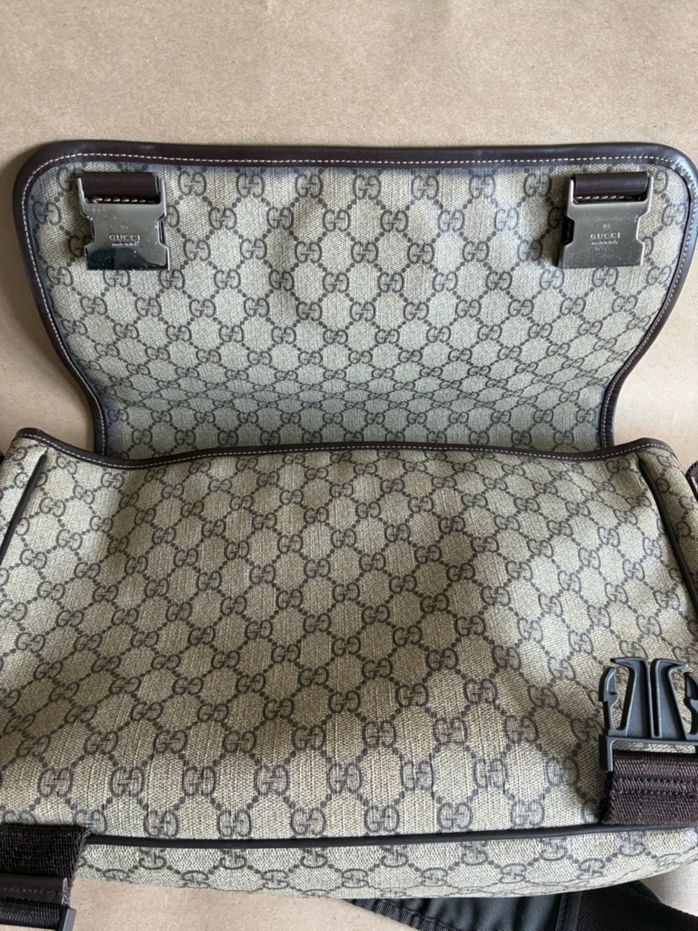 Gucci GG Supreme Interlocking G Crossbody - Picture 11 of 12